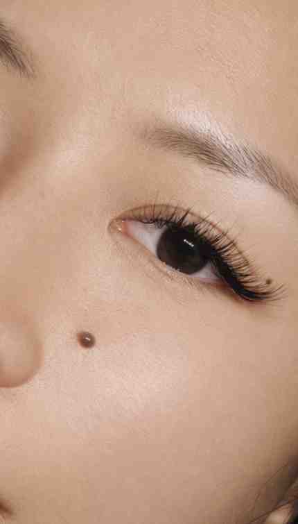 Regardez comme le Volume Russe Classic, avec ses longueurs et son léger effet wispy, met magnifiquement le regard en valeur.
Pour cette pose, les longueurs utilisées sont 14, 15, 13, 11 et 10 mm.
Le résultat reste naturel et harmonieux, tout en apportant une touche de charme et d’élégance. Sartrouville 78500